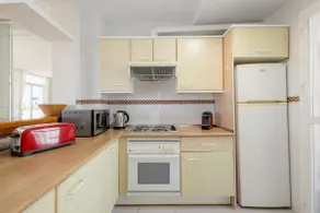 Penthouse with sunny terrace and sea views - Image 2