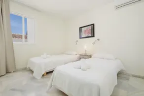 Penthouse with sunny terrace and sea views - Image 3