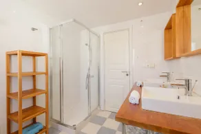 Penthouse with sunny terrace and sea views - Image 4