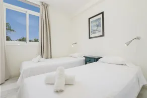 Penthouse with sunny terrace and sea views - Image 5