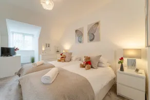Stylish 3 Bed, 3 Bath, Garden & Drive for 2 cars - Image 4