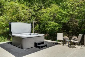 The Loft - Lounge with Grill and Hot Tub! - Image 5