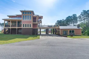 7 Mi to Downtown Fitzgerald: Spacious Home w/ Deck - Image 4