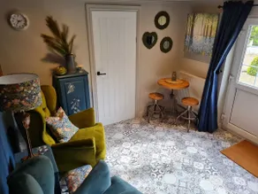 One bedroom apartment with private bathroom - Image 4