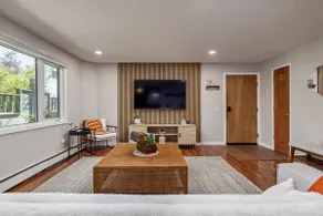 Downtown Urban Retreat Sleeps 4 King Bed - Image 2