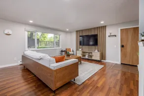 Downtown Urban Retreat Sleeps 4 King Bed - Image 3