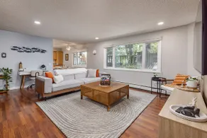 Downtown Urban Retreat Sleeps 4 King Bed - Image 4