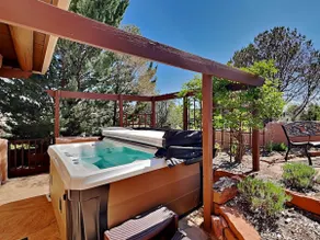 City Lights | Amazing Views + Hot Tub! - Image 3
