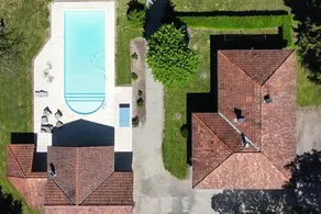 Beautiful home with swimming pool - Image 2