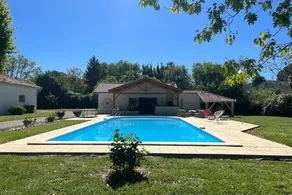 Beautiful home with swimming pool - Image 4