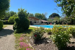 Beautiful home with swimming pool - Image 5