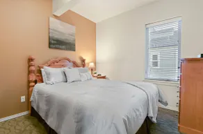 Maple Manor Urban Retreat - Image 3