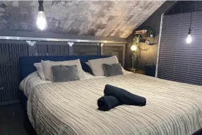 Artsy Retreat - Sleeps 4 Free Parking & Balcony - Image 5