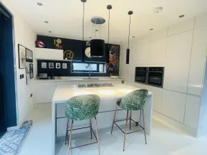 Artsy Retreat - Sleeps 4 Free Parking & Balcony - Image 2
