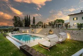 Villa Sunkiss: Luxury Farmhouse with Tuscan Flair - Image 2