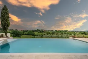Villa Sunkiss: Luxury Farmhouse with Tuscan Flair - Image 4