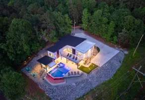 Luxe Escape, Sleeps 24, Heated Pool, Putting Green - Image 2