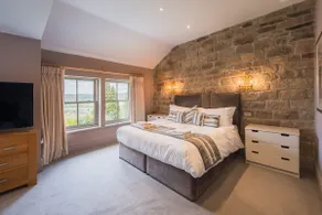 Luxury Holiday Cottage with Hot Tub, Peak District - Image 4