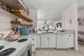 Updated! Beautiful Decor! Walk to Beach & Eats - Image 3