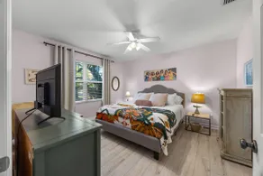 Updated! Beautiful Decor! Walk to Beach & Eats - Image 5