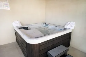 Villa Rosa with Pool and Jacuzzi - Image 3