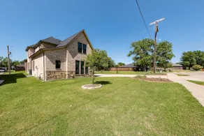 Family Home Near Lake & Local Parks - Image 2