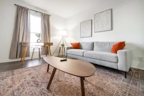 Newly-Renovated Townhouse| Parking | Pet Friendly - Image 2