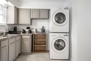 Newly-Renovated Townhouse| Parking | Pet Friendly - Image 3
