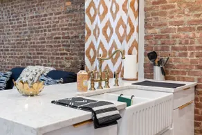Urban Charm: Stylish Subway Hideaway - Image 3