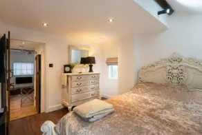 Charming Rooftop Apartment Near Donington Park - Image 4