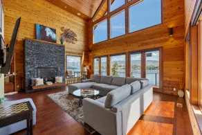 Lakeside retreat with panoramic views - Image 5