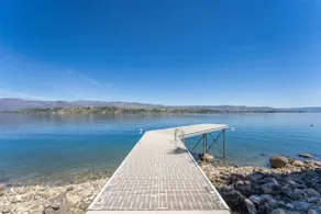 Lakeside retreat with panoramic views - Image 3