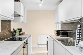 3 Bed Garden Flat, 5 Min to Shepherd's Bush - Image 3