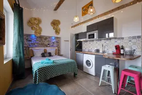 Comfortable & bright studio · Air conditioning · Center - Image 2