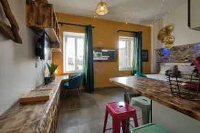 Comfortable & bright studio · Air conditioning · Center - Image 3