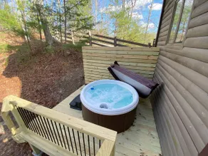 Fels Haus | In Cliffview Resort, Hot Tub, King Bed - Image 3