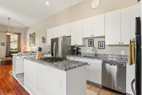 2BD On Streetcar | Balcony+Parking | Cafe - Image 3
