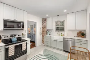 Walkable City Trendy Hideout for Foodies - 3BR-2BA - Image 4