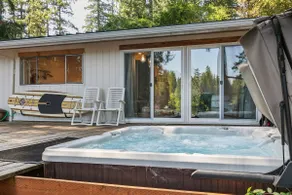 Midcentury Waterfront Retreat w/hottub dock beach - Image 4