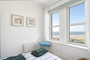 Apartment Expansive Sea Views Private Parking - Image 4