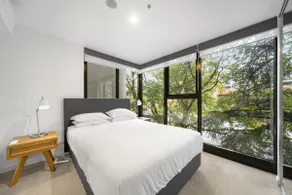 Chic Inner-City 2-Bed Abode with Pool, Gym  Sauna - Image 2