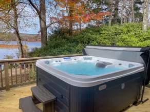 Lakefront Family Home, Kayaks, Hot Tub, Fireplace - Image 2