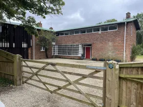 Spacious and stylish with games room, huge garden, peaceful surroundings - Image 4