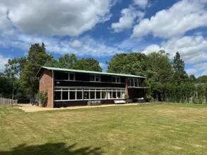 Spacious and stylish with games room, huge garden, peaceful surroundings - Image 2