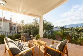 Avia's Seaside Hideaway with Lush Garden - Image 2