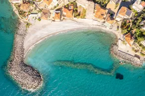 Avia's Seaside Hideaway with Lush Garden - Image 5