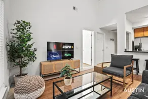 Prime Location Modern Comfort plus Sleeps Up to 16 - Image 2