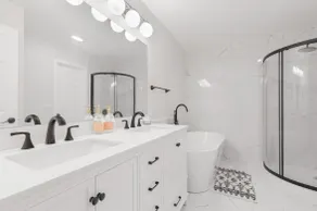 Bellevue Modern Luxe Townhouse near DT /520/ I405 - Image 4
