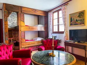 Elegant flat in historic medieval house - Image 2