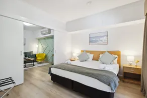 Sleek Northbridge Getaway - Image 4